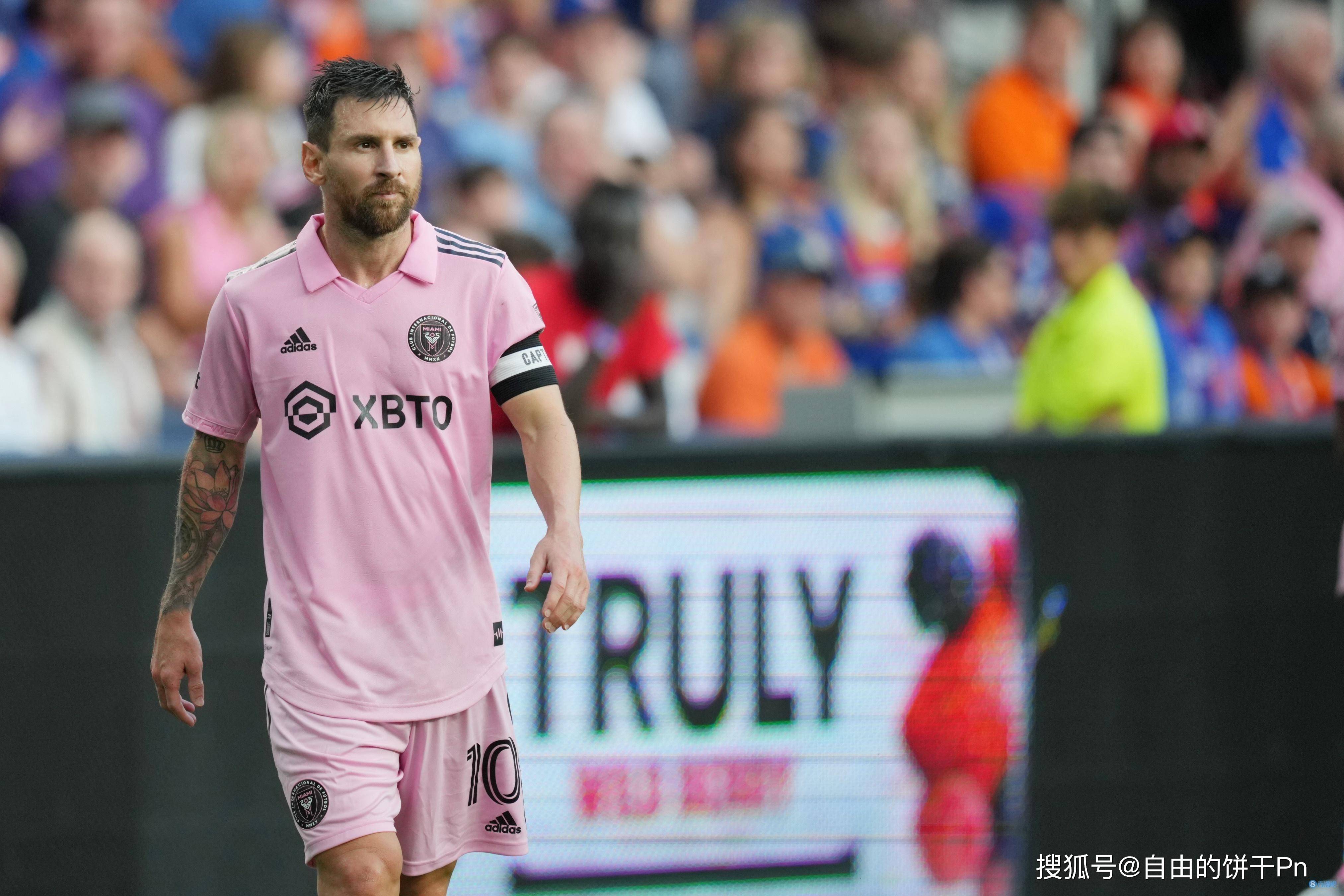 梅西重返赛场，出色防守首场状态出色，FPX观众沸腾！赛场气氛高涨的简单介绍